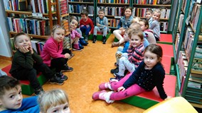 Dzieci słuchają opowiadania