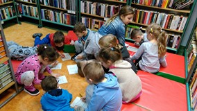 Przedszkolaki rozwiązują quiz