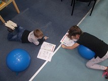 Dzieci rozwiązują krzyżówki z ,,Głosu dziecięcego