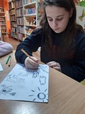 Spotkanie Czwartkowe i ilustracje do baśni, Hania wykonuje swoją ilustrację na konkurs plastyczny