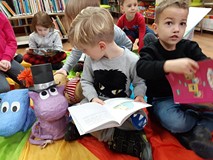 Muminek i pierwszy śnieg- zapoznajemy się z twórczością Tove Jansson, dzieci siedzą wśród figurek i 