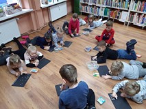 Zimowe pejzaże w Dolinie Muminków- dzieci wykonują swoje prace plastyczne