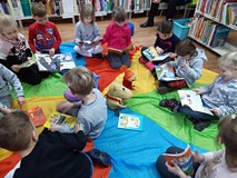 Muminek i pierwszy śnieg- zapoznajemy się z twórczością Tove Jansson, dzieci ogladają na chuście ksi