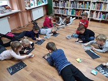 Zimowe pejzaże w Dolinie Muminków- malowanie kredą na czarnych kartkach