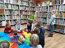 Zabawy integracyjne- hmmm czy chłopcy mają kitki na czubku głowy?