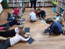 Zimowe pejzaże w Dolinie Muminków, dzieci wykonują swoje prace plastyczne