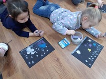 Zimowe pejzaże w Dolinie Muminków- efekty pracy dzieci podczas zajęć w bibliotece