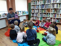 Muminek i pierwszy śnieg- bibliotekarka pokazuje Tatę Muminka wykonanego z masy papierowej