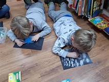 Zimowe pejzaże w Dolinie Muminków- dzieci malują zimowy pejzaż