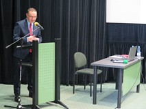 Dyrektor Koszalińskiej Biblioteki Publicznej Dariusz Pawlikowski wita uczestników powiatowej konfere