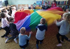 w bibliotece jest wesoło