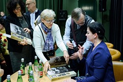Dr Anna Gut-Czerwonka rozdaje autografy podczas promocji publikacji swojego autorstwa pt. „Zygmunt W