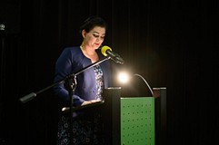 Dr Anna Gut-Czerwonka stoi przy mównicy podczas  promocji publikacji swojego autorstwa pt. „Zygmunt 