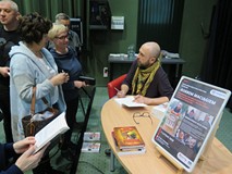 Robb Maciąg rozdaje autografy po spotkaniu.