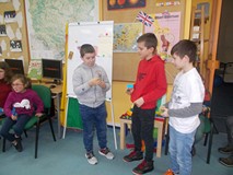 Chłopcy prezentują swoją pracę plastyczną