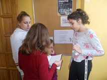 Dziewczynki szukają odpowiedzi w ksiażce