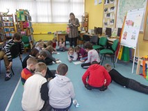dzieci siedzą mna dywanie