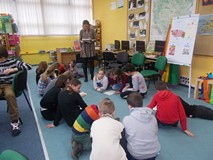dzieci siedzą mna dywanie