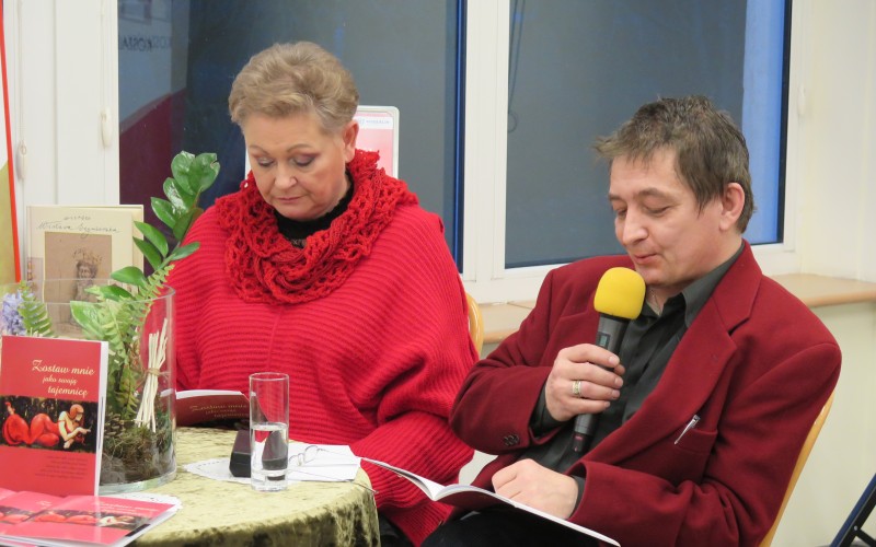 Od lewej: Lidia Nowosad oraz Mariusz Pikulski podczas spotkania poetyckiego z okazji...