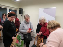 Grażyna Fajkowska składa autografy