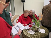 Lidia Nowosad składa autografy