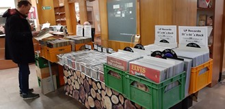 Zwiedzający podczas 23. Giełdy Płytowej GraMuzyka