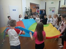 Zabawa z chustą integracyjna.