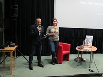 Od lewej: Dyrektor Koszalińskiej Biblioteki Publicznej, Dariusz Pawlikowski wita publiczność zgromad