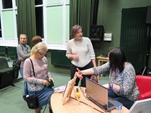 Stasia Budzisz rozmawia z uczestniczką spotkania