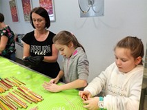 Dziewczynki próbują skręcić lizaki