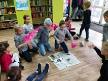 Dzieci podczas zabawy w zjadanie czekolady