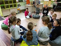 Dzieci podczas zabawy cukierkowej
