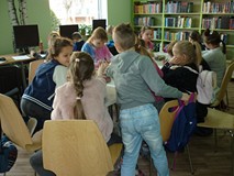 Dzieci podczas pracy nad rysunkiem kota