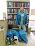 Pani Eliza z przywiezionymi nakrętkami