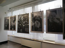 Zygmunt Wujek na fotografiach: zdjęcia z pracowni, podczas spotkania z publicznością i artysta na po