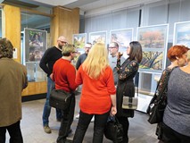 Uczestnicy otwarcia wystawy fotograficznej Ewy Maliszewskiej.