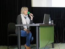 Dyrektor Biblioteki Publicznej Gminy Mielno Danuta Maciejewska przedstawia działaność swojej bibliot