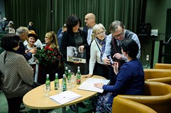 Autorka książki o Zygmuncie Wujku Anna Gut-Czerwonka rozdaje autografy czytelnikom