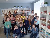 Wizyta dzieci z filii nr 3 KBP w manufakturze słodyczy
