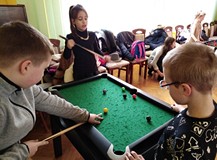 Feriowicze na balu w klubie Na Pięterku - chwila wytchnienia przy mini bilardzie