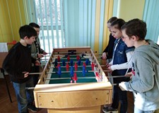 Feriowicze na balu w klubie Na Pięterku - chwila wytchnienia przy piłkarzykach