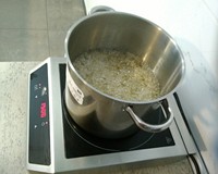 Przygotowania do produkcji karmelków - gotujemy składniki