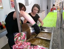 Przygotowania do produkcji karmelków - studzimy składniki