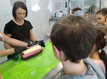 Przygotowania do produkcji karmelków - łączymy różnokolorowe masy cukrowe