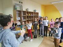 Karol prowadzi zabawę Delfin skacze