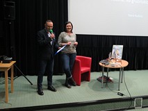 Dyrektor Koszalińskiej Biblioteki Publicznej Dariusz Pawlikowski przedstawia Stasię Budzisz - gościa