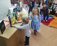 Trzylatki oglądają książeczki