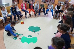 Przedszkolaki układają puzzle - dinozaura