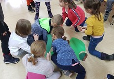 Przedszkolaki układają puzzle - dinozaura