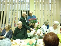 na zdjęciu panie otrzymują kwiatka od panów
